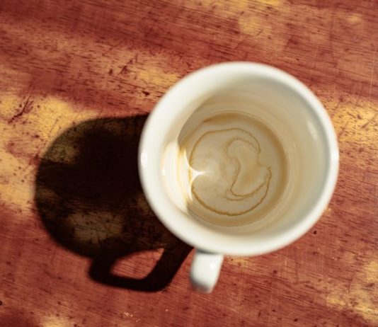 Ni soda bikarbona, ni mašina za sudove! Fleke na šolji od kafe i čaja možete ukloniti za minut uz bakin trik Ni soda bikarbona, ni mašina za sudove! Fleke na šolji od kafe i čaja možete ukloniti za minut uz bakin trik - featured image