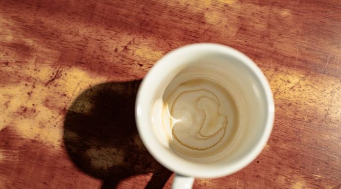 Ni soda bikarbona, ni mašina za sudove! Fleke na šolji od kafe i čaja možete ukloniti za minut uz bakin trik Ni soda bikarbona, ni mašina za sudove! Fleke na šolji od kafe i čaja možete ukloniti za minut uz bakin trik - featured image